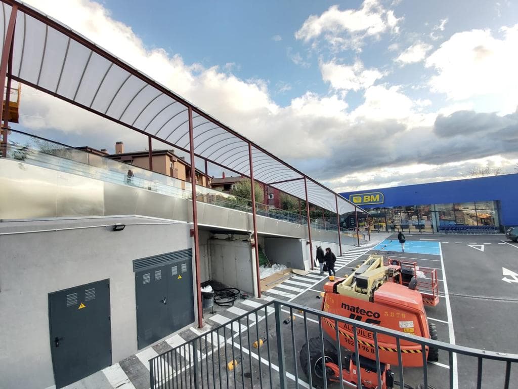 Pasarela realizada con Sistema de Policarbonato Curvo 16mm Opal