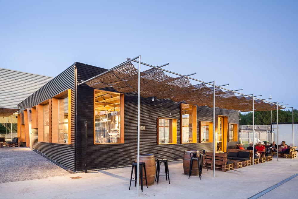 Club de Padel Polideportivo realizado en chapa minionda negra.