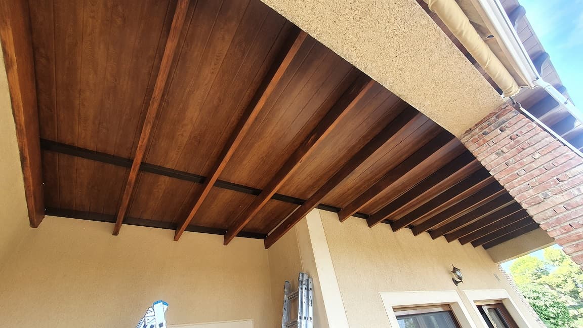 CERRAMIENTO TERRAZA CON PANEL TEJA ALBERO ENVEJECIDO Y ACABADO INTERIOR MADERA