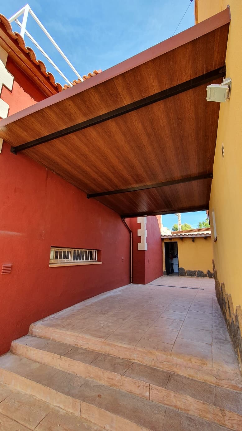 Cerramiento garaje con panel teja rojo teja 8004 y acabado interior madera