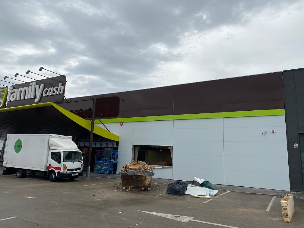 REVESTIMIENTO CON PANEL SÁNDWICH FACHADA LISO DE 40 MM Y TORNILLO OCULTO