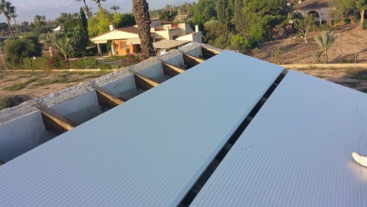 Como instalar una teja cerámica encima de un panel sándwich