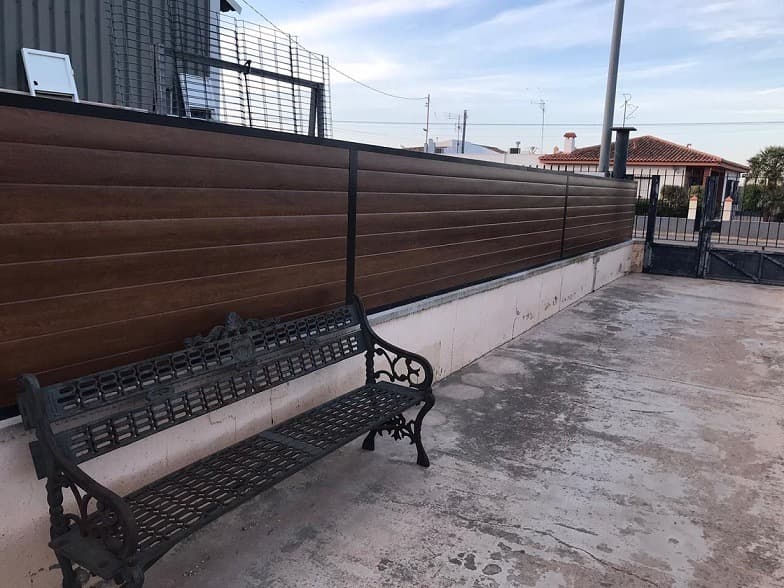 Valla en Panel Sándwich Fachada Madera