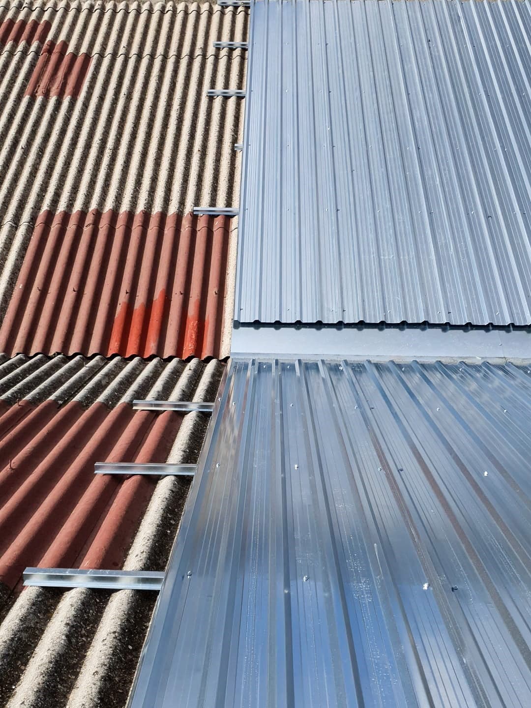 Cubiertas de uralita: cuándo retirar, cómo cubrir y qué materiales usar en 2025