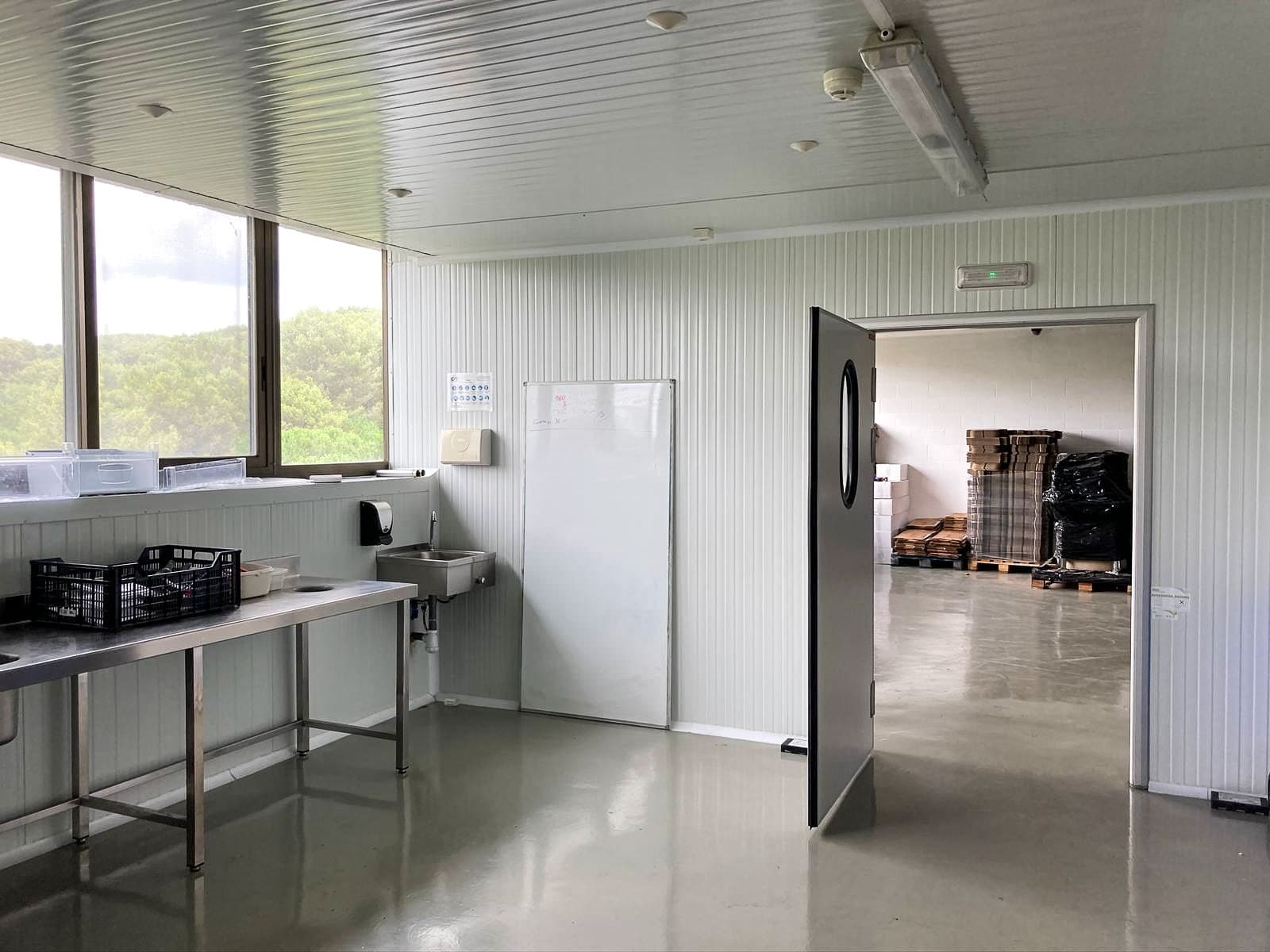 sala blanca con panel fachada ironlux