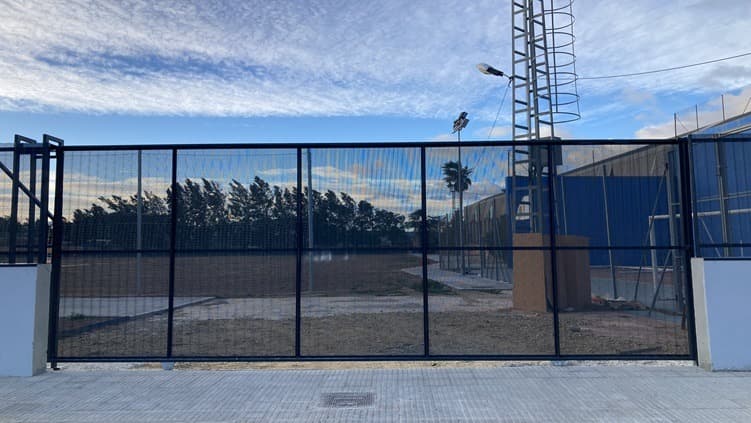 Cerramiento en Chapa Minionda Perforada color galvanizado