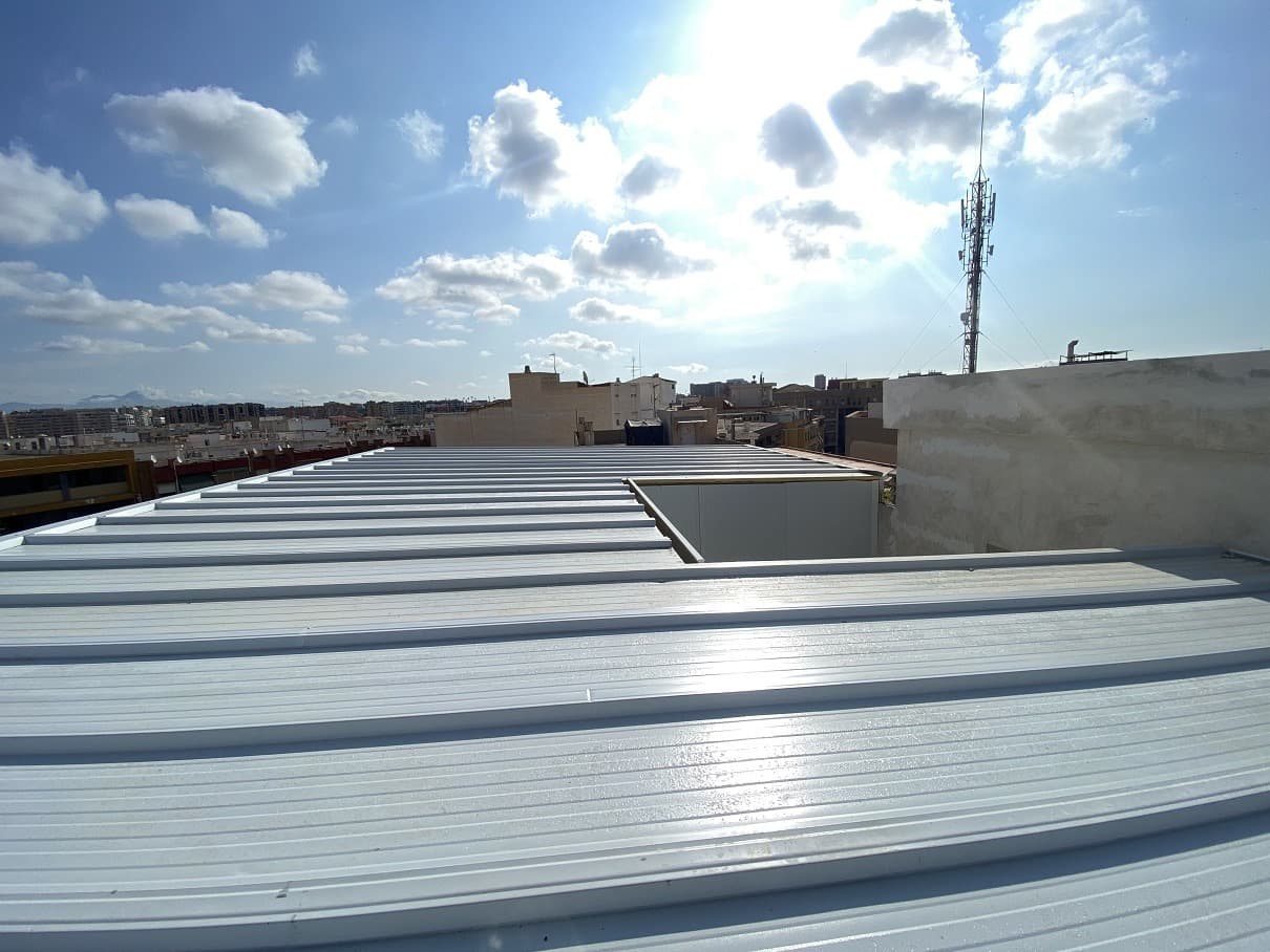 ventajas paneles sandwich cubierta en naves industriales