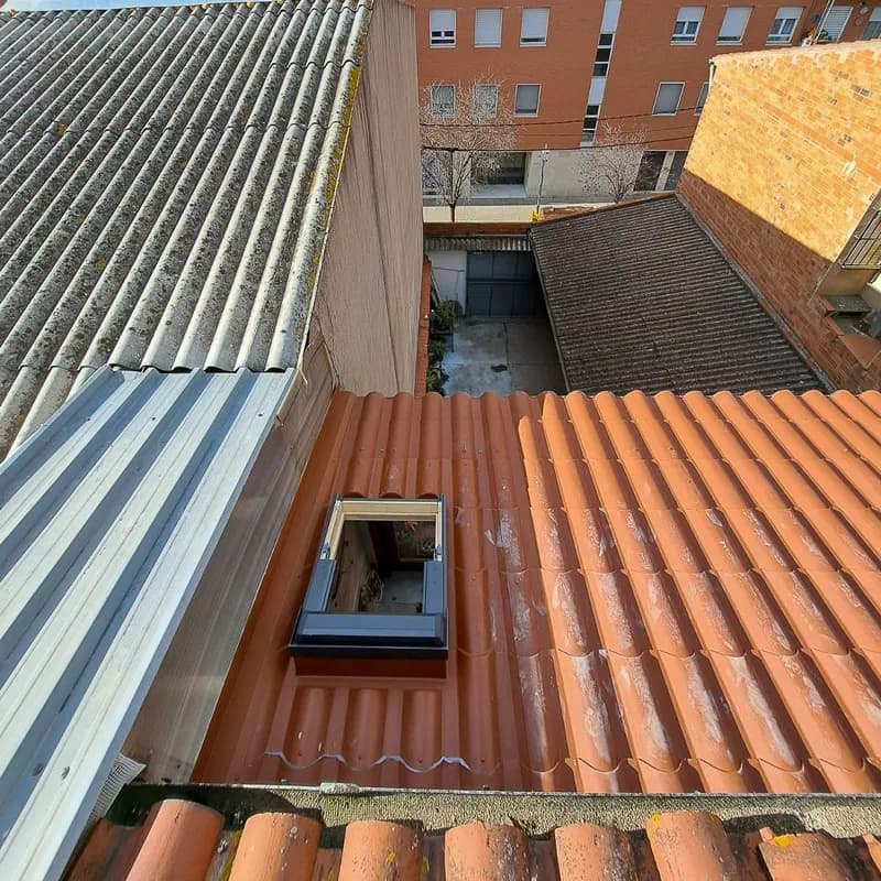Panel sándwich imitación teja con ventana tejado