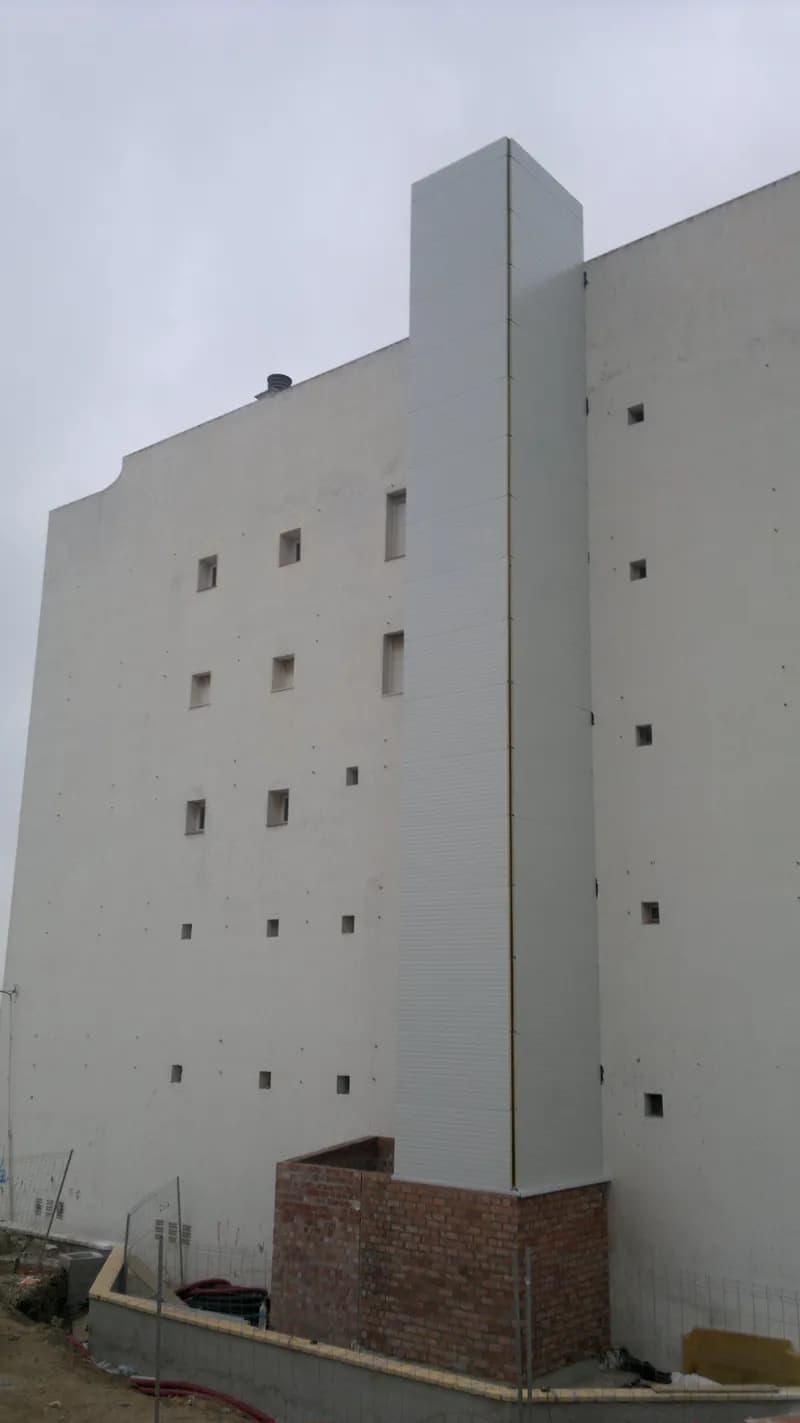 Cerramiento ascensor con panel sandwich