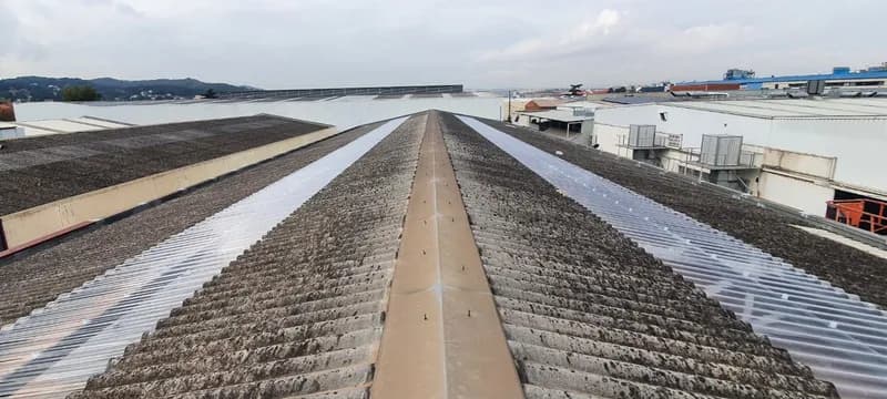 Interior de la nave Ironlux tras la rehabilitación de los lucernarios