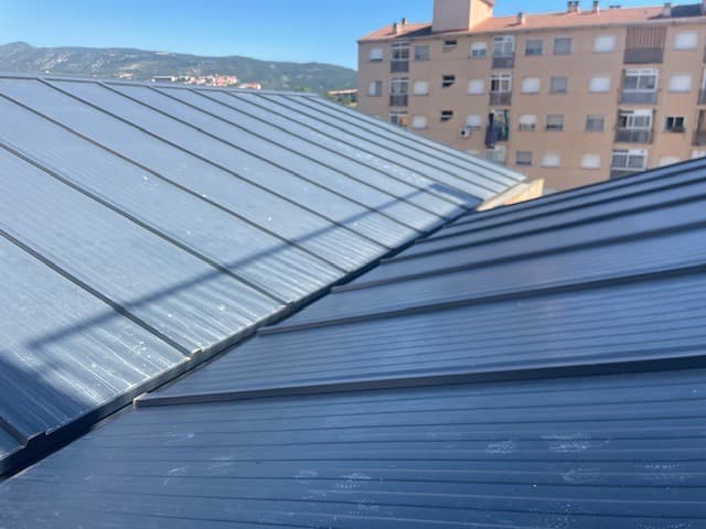 Panel cubierta tapajuntas 80 mm 2 grecas en gris