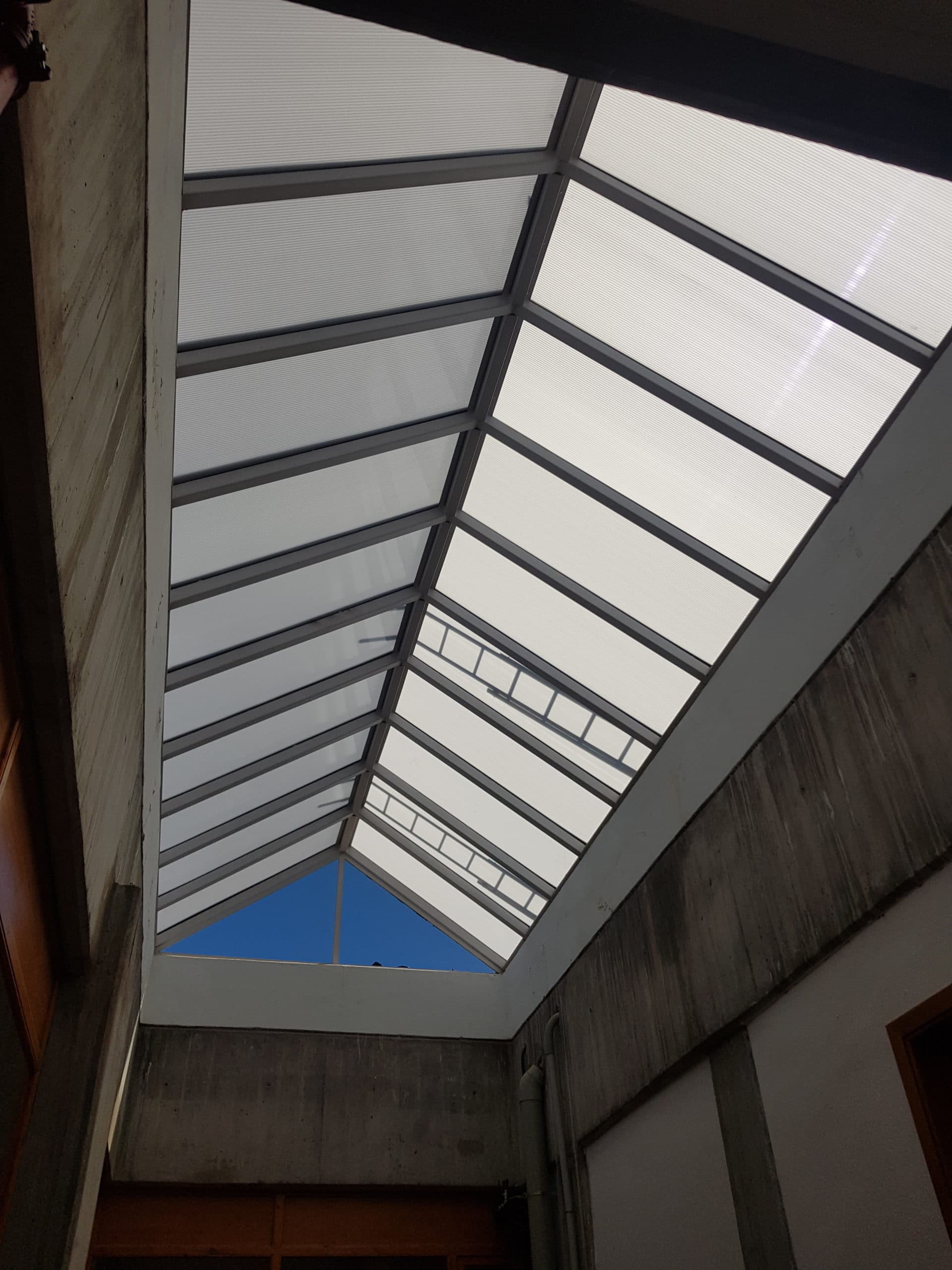 Sustitución Policarbonato en mal estado por un celular con perfiles de aluminio glasslux de ironlux