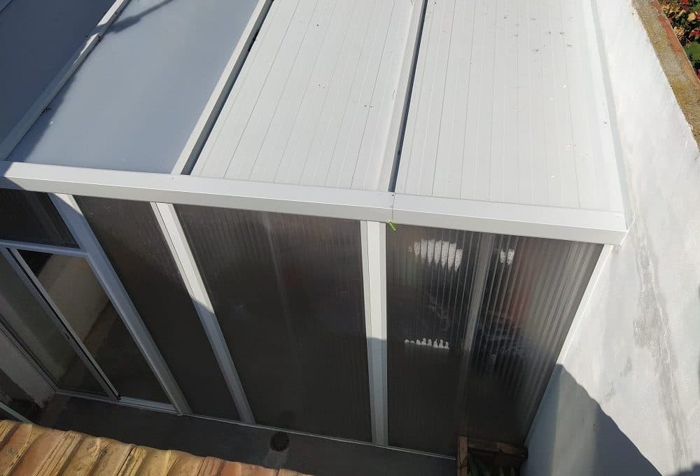 CERRAMIENTO PATIO INTERIOR CON POLICARBONATO Y TECHO EN PANEL SANDWICH