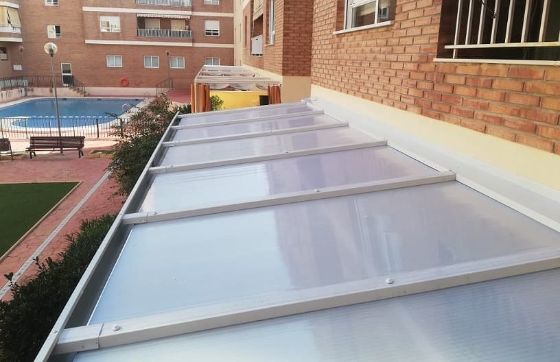 Sistema de policarbonato multipanel con tapajuntas