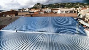 Instalación de chapa galvanizada grecada sobre cubierta existente