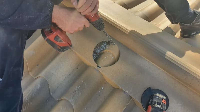 instalacion chimenea en panel teja