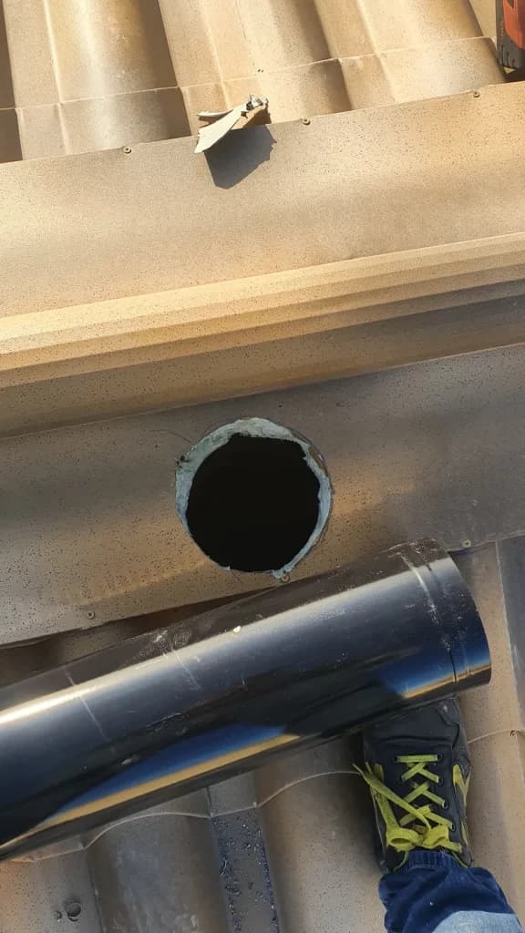 instalacion chimenea en panel teja