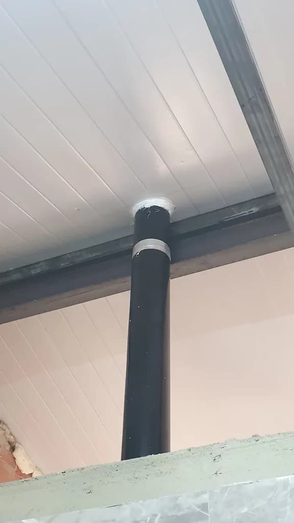instalacion chimenea en panel teja