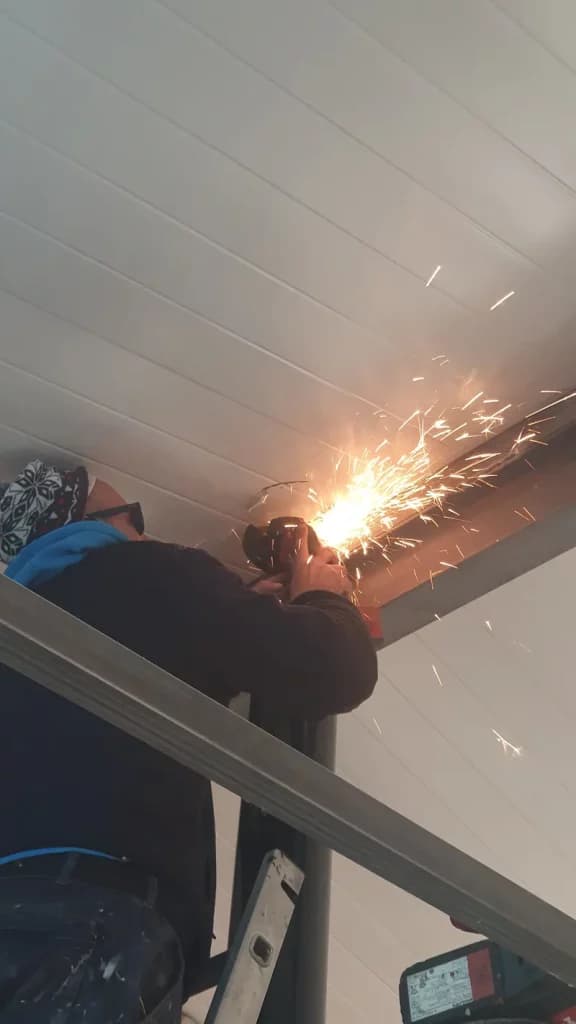 instalacion chimenea en panel teja