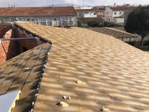 Detalle de rehabilitación de tejado con panel sándwich teja