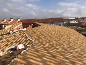 Cubierta de colegio rehabilitada con panel teja albero envejecido