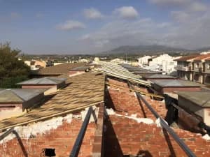 Vista general de rehabilitación de cubierta escolar con panel teja