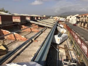 Instalación de panel teja sobre cubierta de colegio