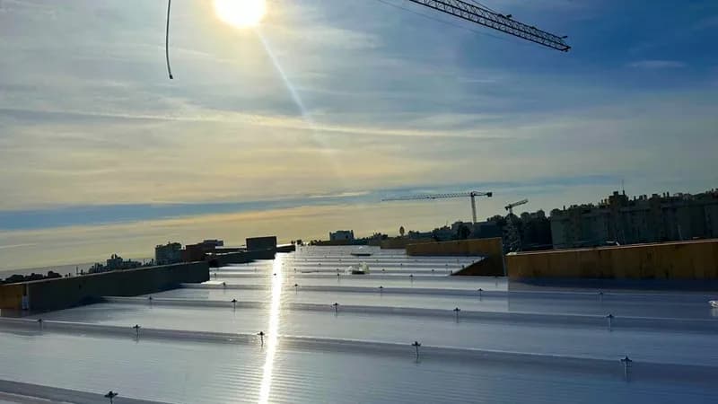 Instalación de lucernario continuo de policarbonato en cubierta industrial