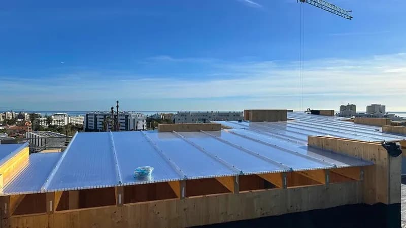 Lucernario continuo de policarbonato de 40 mm con perfil reforzado