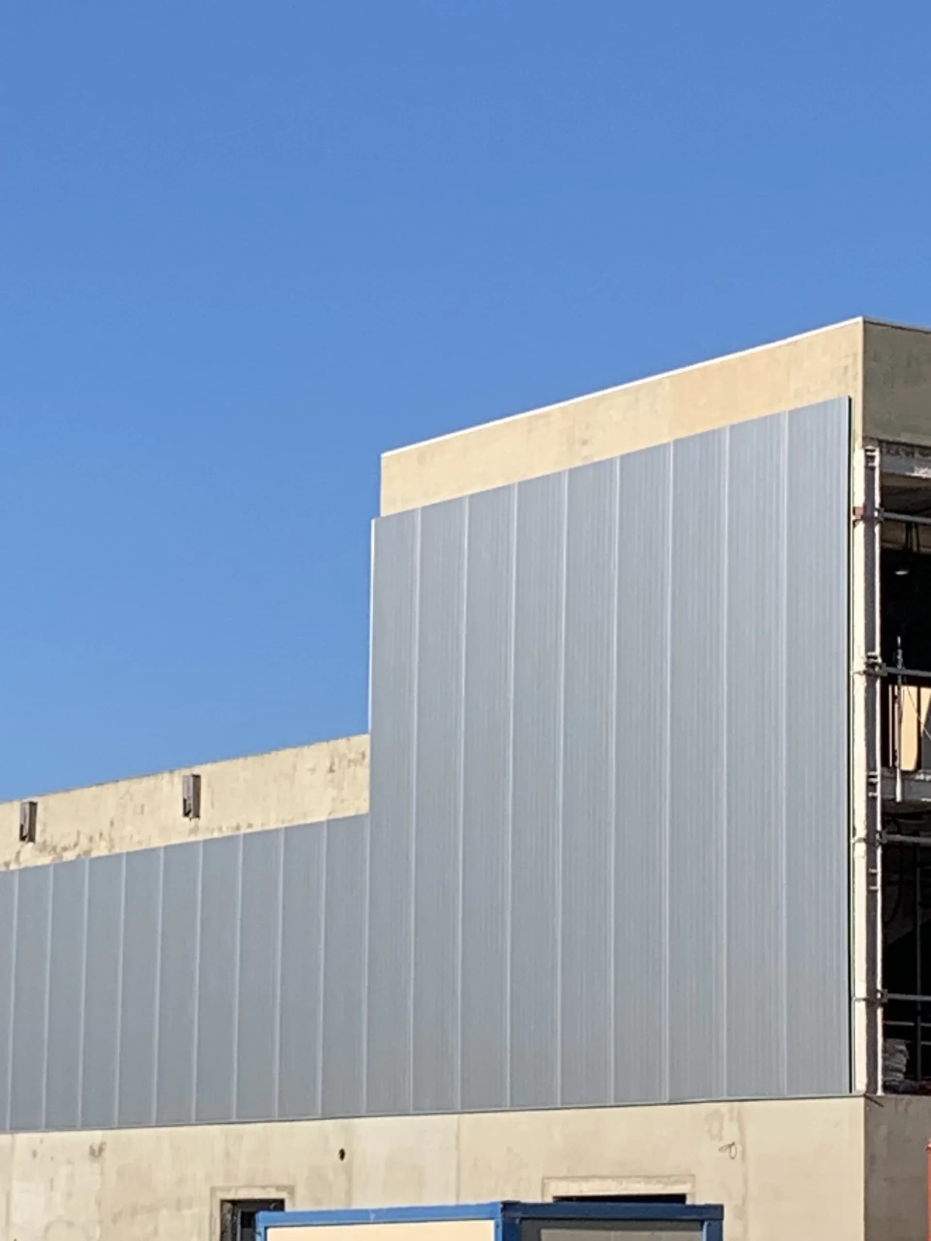 Obra Carcaixent con Paneles Fachada Ironlux