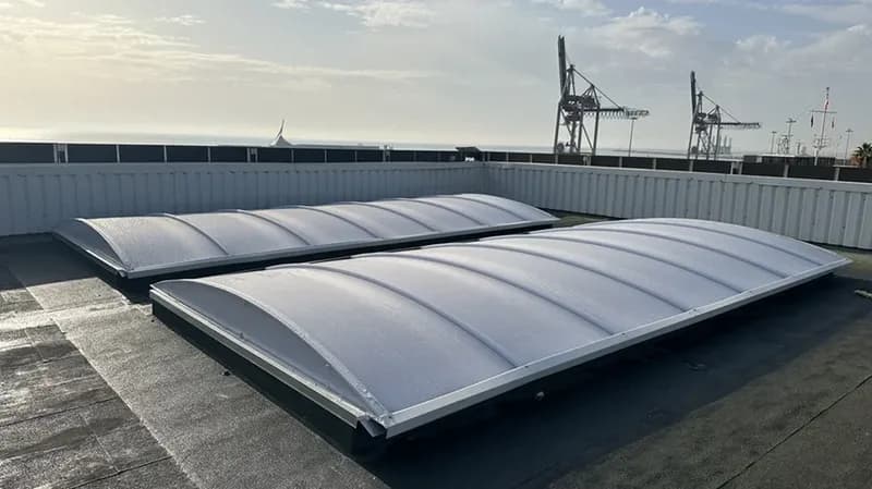 Franja continua de policarbonato opal para iluminación natural