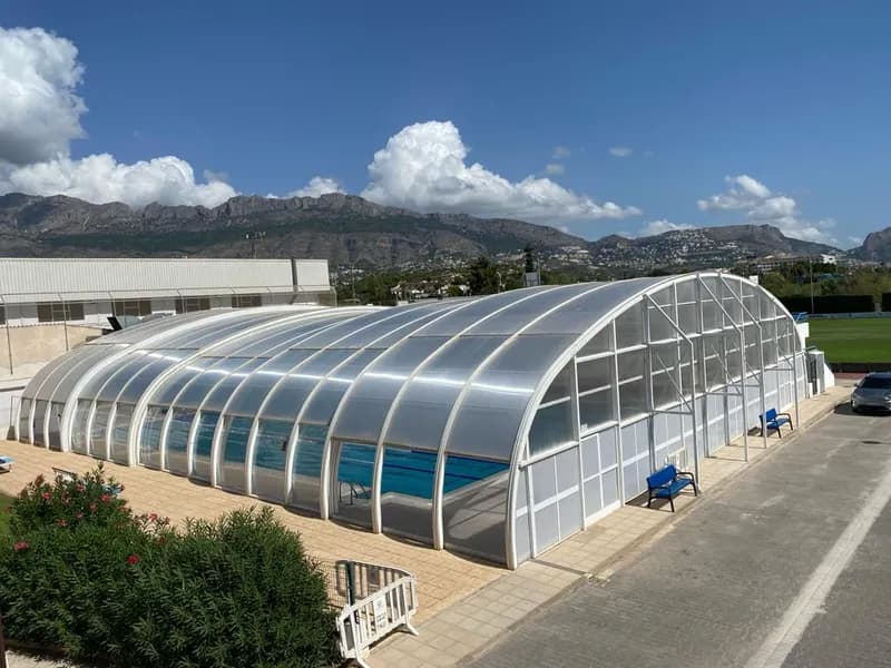 Cerramiento de Piscina en Altea con Policarbonato Celular
