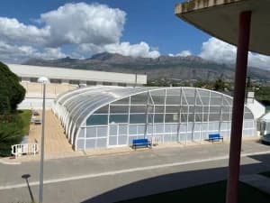 Policarbonato celular opal en instalación deportiva