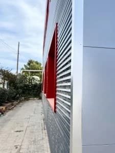 Detalle de chapa minionda gris RAL 7015 en cerramiento exterior