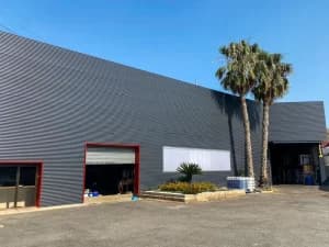 Proyecto de fachada de Metalfer con chapa minionda y panel sándwich